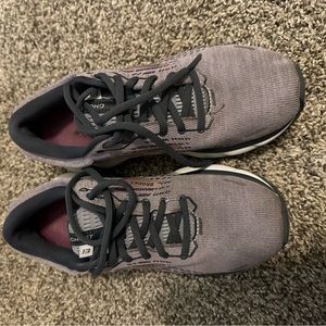 Purple Ghost Brooks, size 6.5.